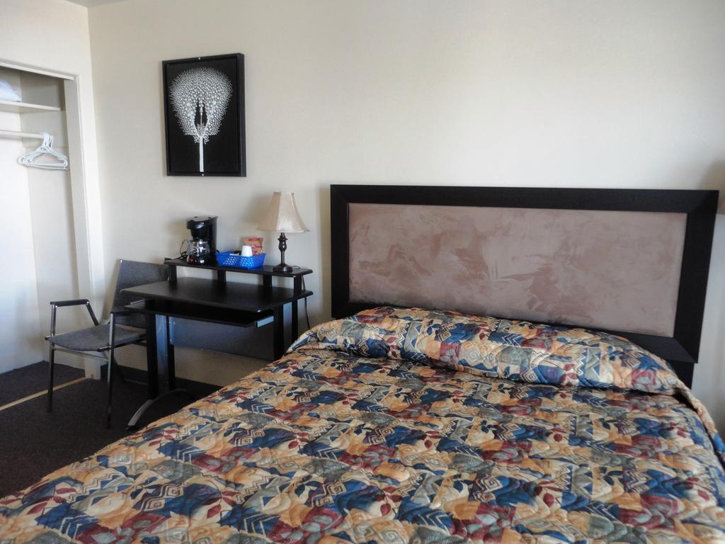 Stratford Motel Whitehorse Room photo