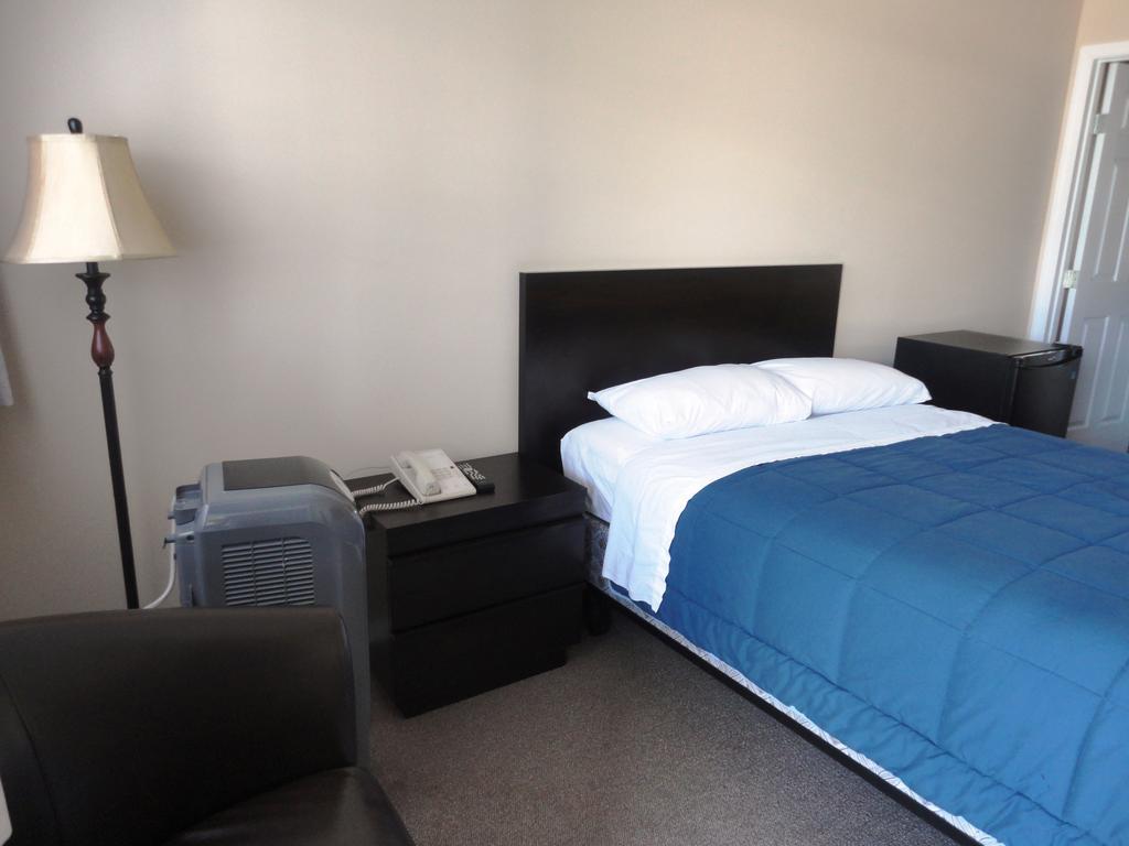 Stratford Motel Whitehorse Room photo