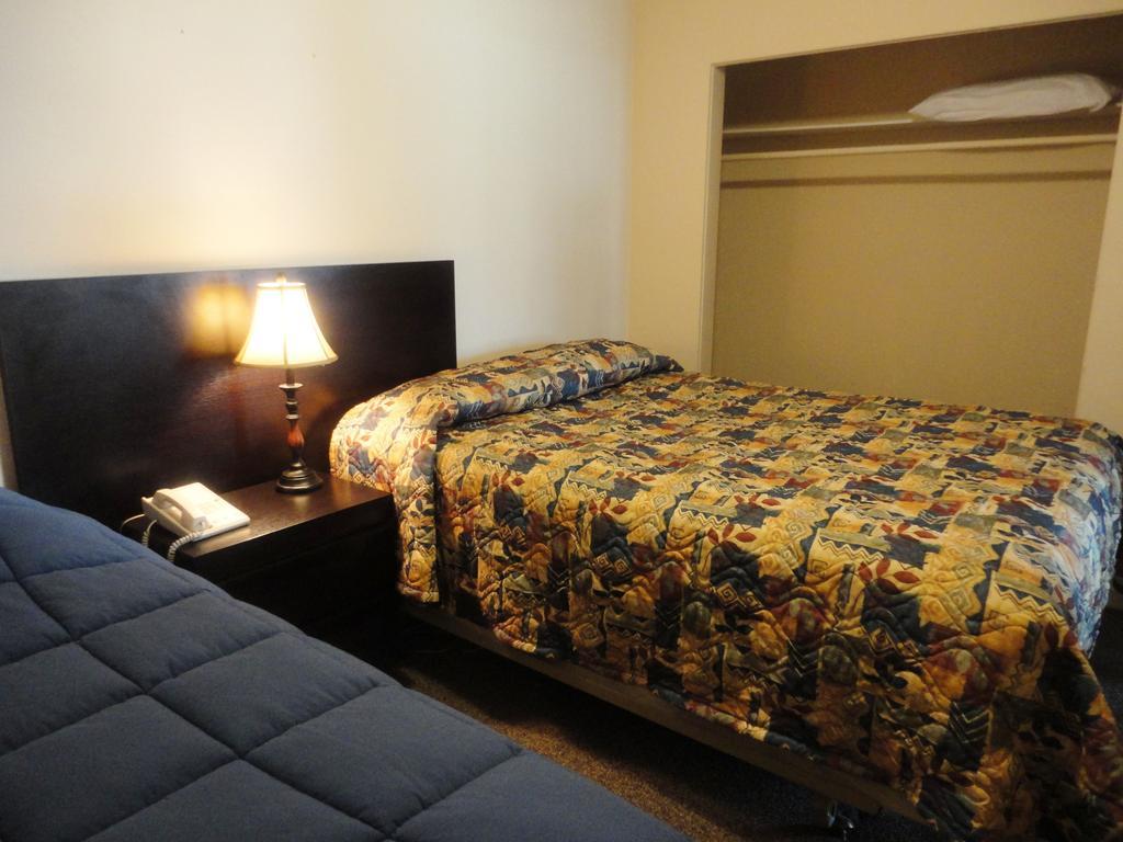 Stratford Motel Whitehorse Room photo